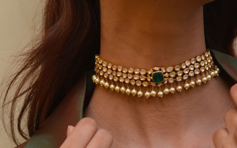 Gold and emerald jewelry set