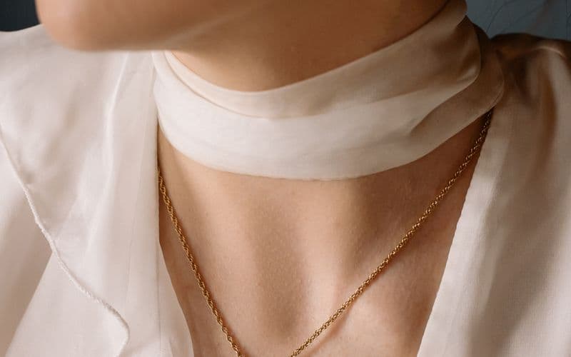 Delicate gold pendant necklace